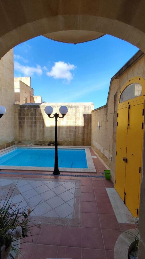 With Swimming Pool - Il-wenniessa