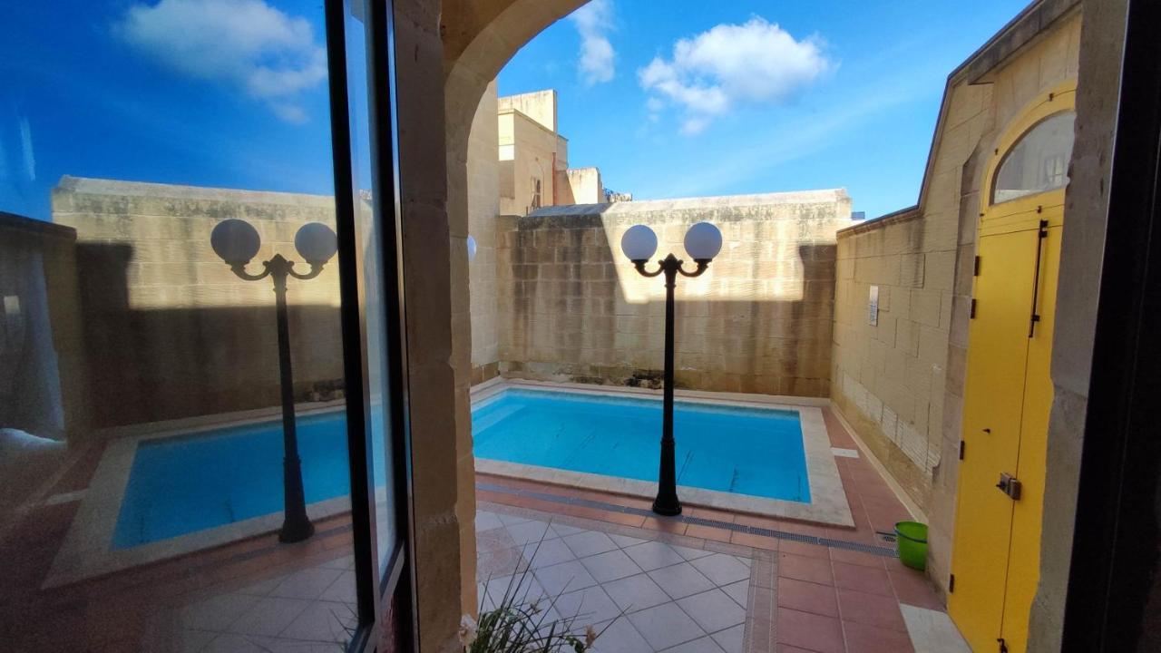 With Swimming Pool - Il-wenniessa * Qala