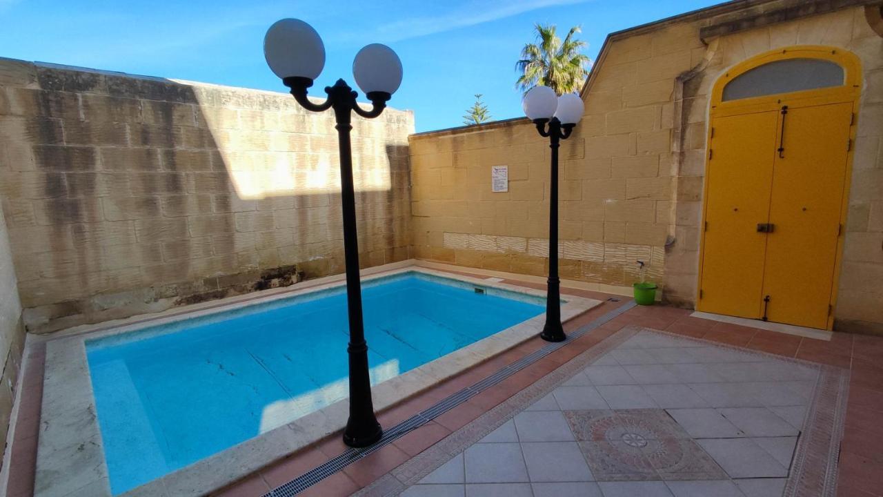 With Swimming Pool - Il-wenniessa Qala