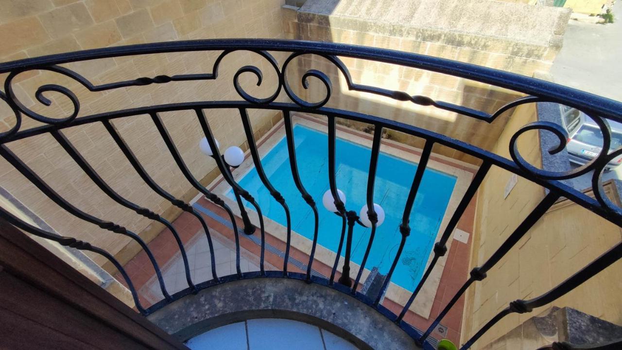 With Swimming Pool - Il-wenniessa