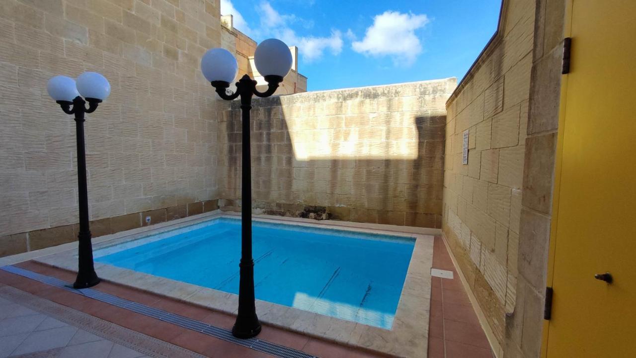With Swimming Pool - Il-wenniessa * Qala