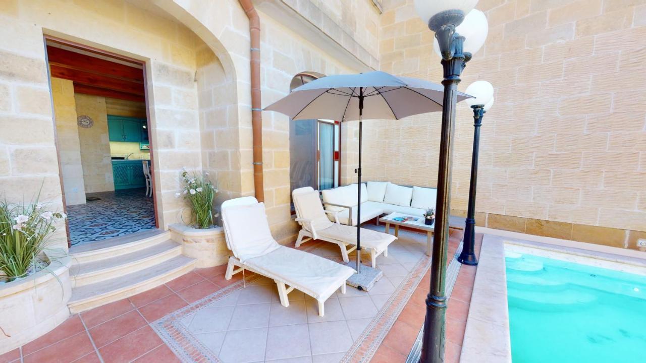 With Swimming Pool - Il-wenniessa Qala