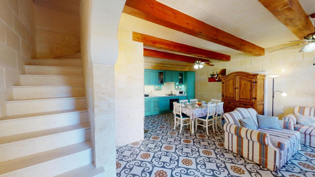With Swimming Pool - Il-wenniessa